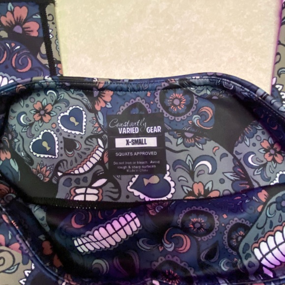 Navy sugar skull leggings. Capri length. - Picture 3 of 4